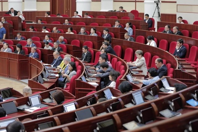 В Узбекистане оформление на работу упростят